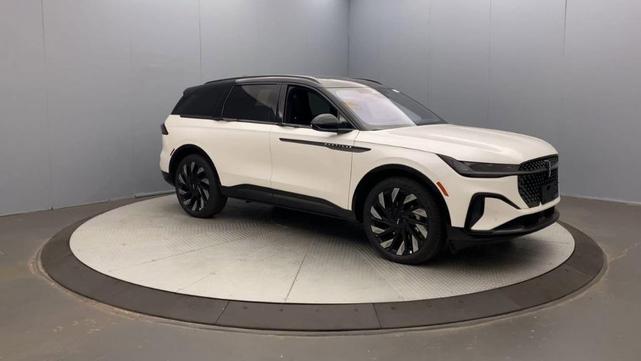 Photo of 2025 White Lincoln Nautilus