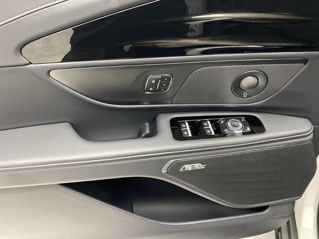 Photo of 2025 White Lincoln Nautilus