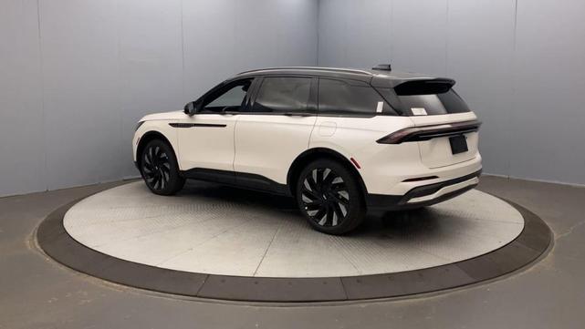 Photo of 2025 White Lincoln Nautilus