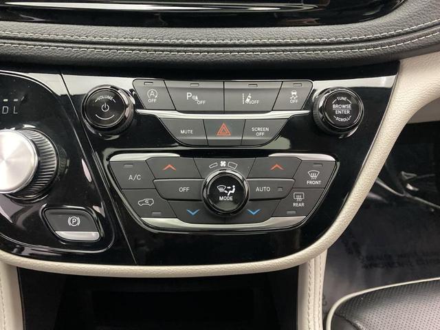 Photo of 2023 Brilliant Black Crystal Pearlcoat Chrysler Pacifica
