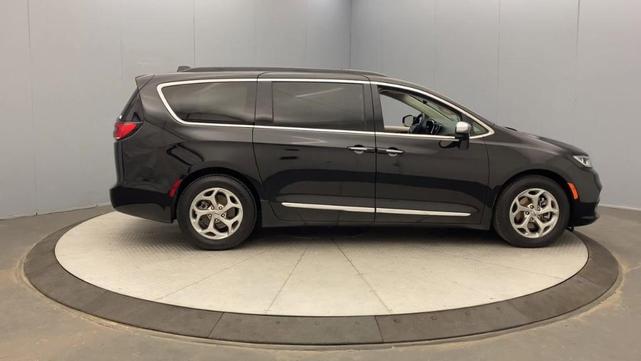 Photo of 2023 Brilliant Black Crystal Pearlcoat Chrysler Pacifica