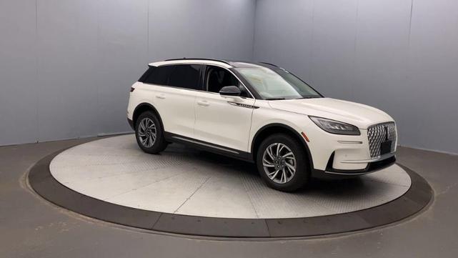 Photo of 2025 White Lincoln Corsair