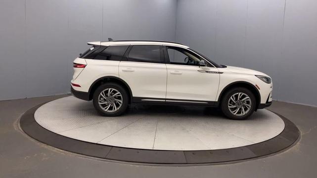 Photo of 2025 White Lincoln Corsair