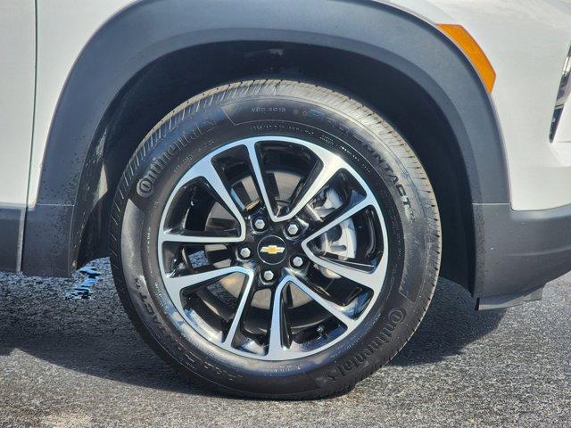 Photo of 2025 Summit White Chevrolet Trailblazer