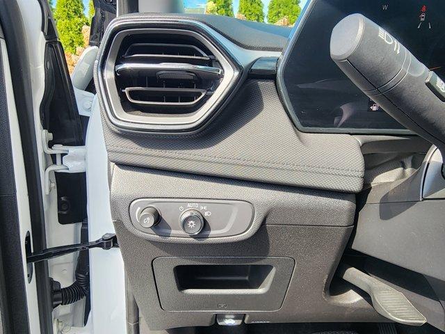 Photo of 2025 Summit White Chevrolet Trailblazer