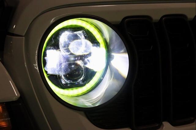 Photo of 2025 Bright White Clearcoat Jeep Gladiator