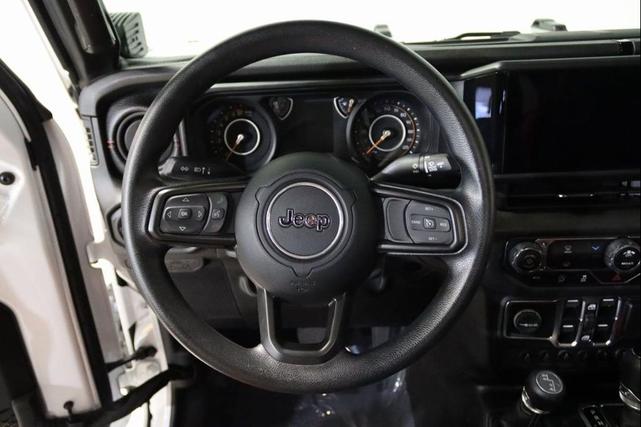Photo of 2025 Bright White Clearcoat Jeep Gladiator