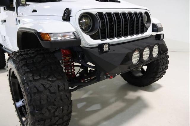 Photo of 2025 Bright White Clearcoat Jeep Gladiator