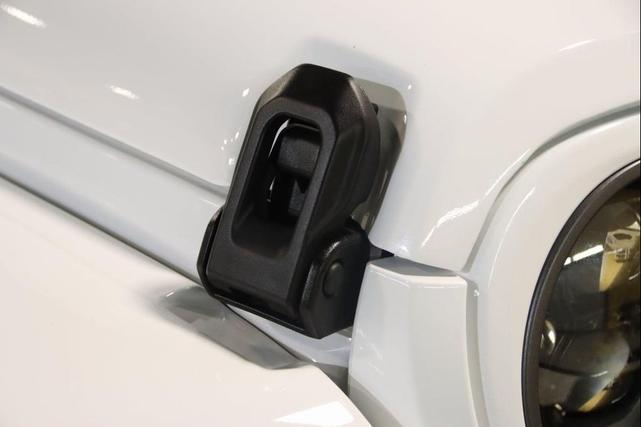 Photo of 2025 Bright White Clearcoat Jeep Gladiator