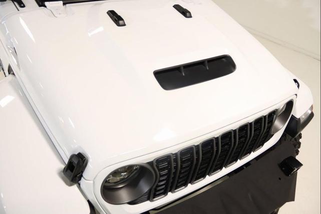 Photo of 2025 Bright White Clearcoat Jeep Gladiator