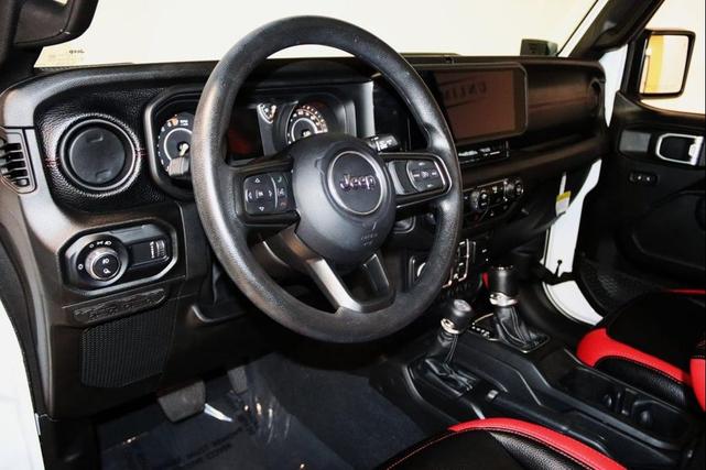 Photo of 2025 Bright White Clearcoat Jeep Gladiator