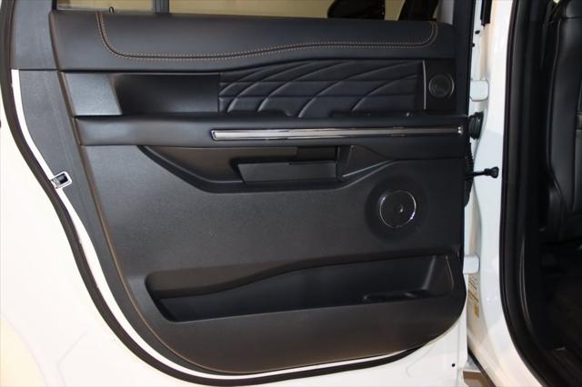 Photo of 2023 Star White Metallic Tri-Coat Ford Expedition Max