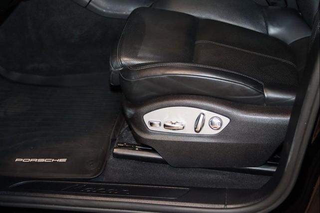 Photo of 2020 Jet Black Metallic Porsche Macan