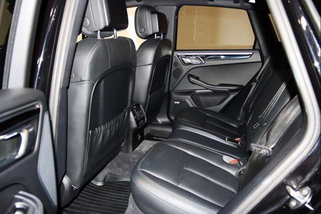 Photo of 2020 Jet Black Metallic Porsche Macan
