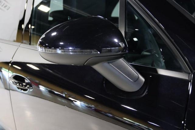 Photo of 2020 Jet Black Metallic Porsche Macan