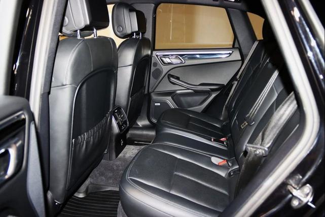 Photo of 2020 Jet Black Metallic Porsche Macan