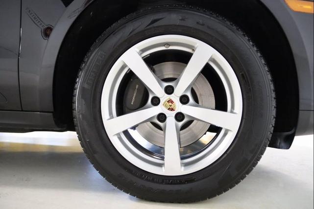 Photo of 2020 Jet Black Metallic Porsche Macan