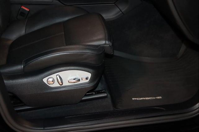 Photo of 2020 Jet Black Metallic Porsche Macan