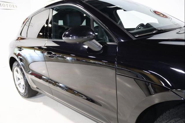 Photo of 2020 Jet Black Metallic Porsche Macan