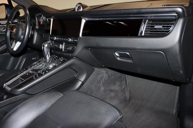 Photo of 2020 Jet Black Metallic Porsche Macan
