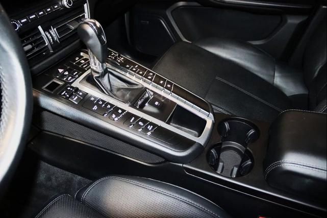 Photo of 2020 Jet Black Metallic Porsche Macan