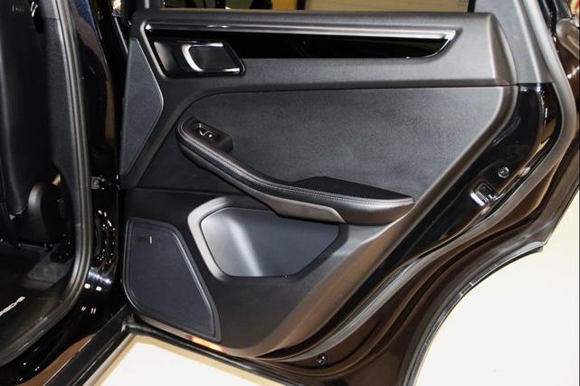 Photo of 2020 Jet Black Metallic Porsche Macan