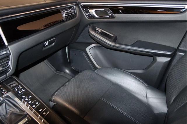 Photo of 2020 Jet Black Metallic Porsche Macan