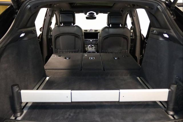 Photo of 2020 Jet Black Metallic Porsche Macan