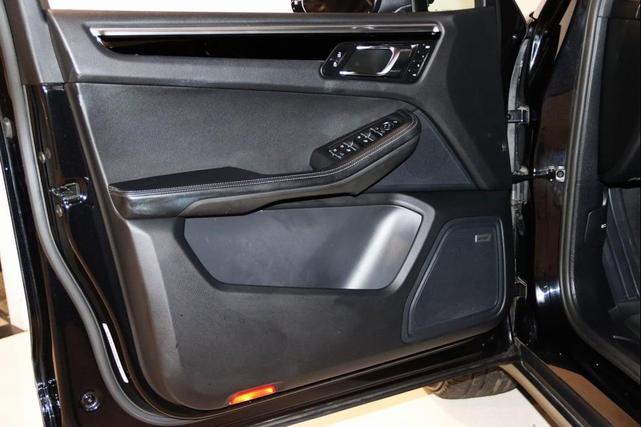 Photo of 2020 Jet Black Metallic Porsche Macan