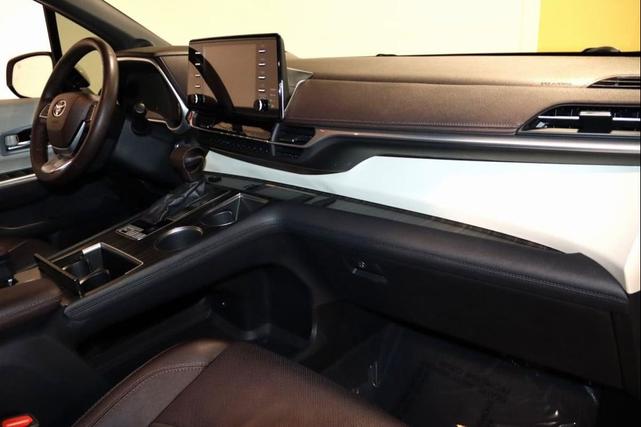 Photo of 2021 Blizzard Pearl Toyota Sienna
