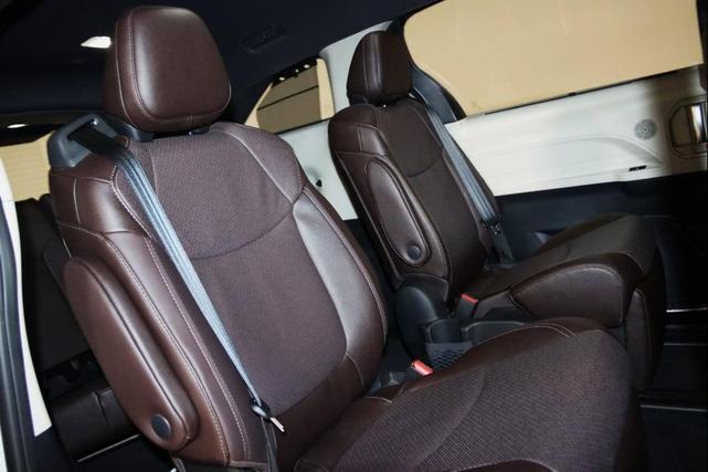 Photo of 2021 Blizzard Pearl Toyota Sienna