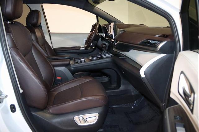 Photo of 2021 Blizzard Pearl Toyota Sienna