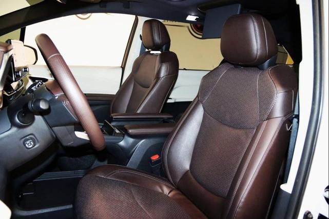 Photo of 2021 Blizzard Pearl Toyota Sienna