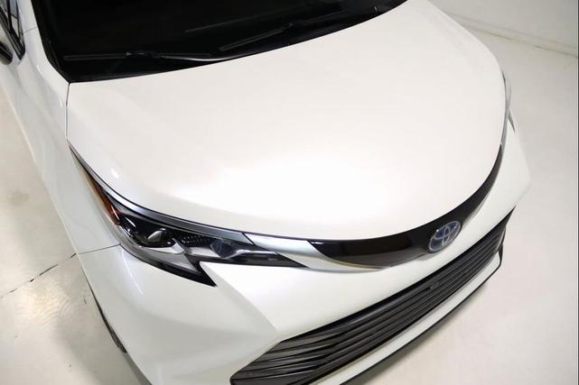 Photo of 2021 Blizzard Pearl Toyota Sienna