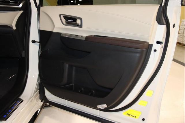 Photo of 2021 Blizzard Pearl Toyota Sienna