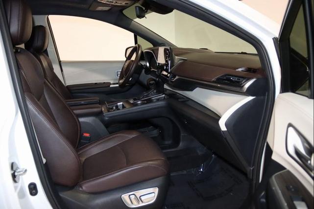 Photo of 2021 Blizzard Pearl Toyota Sienna