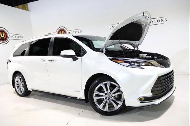 Photo of 2021 Blizzard Pearl Toyota Sienna