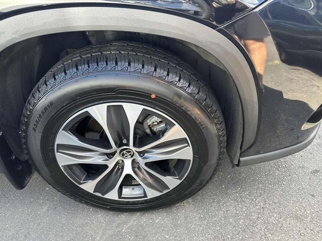 Photo of 2022 Midnight Black Metallic Toyota Highlander