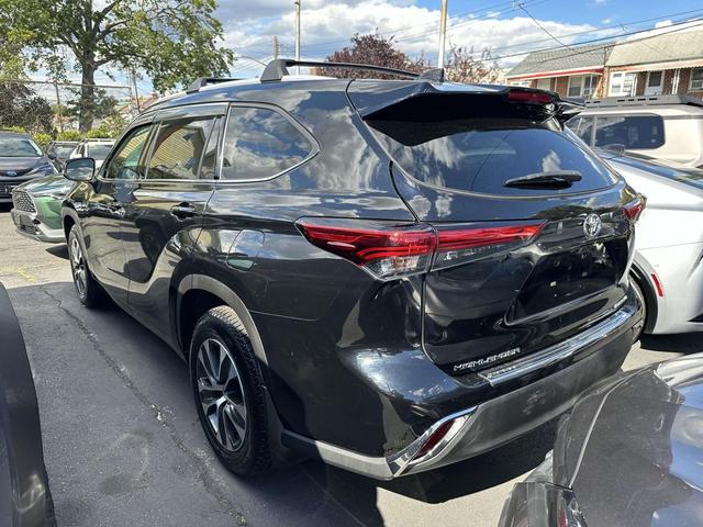 Photo of 2022 Midnight Black Metallic Toyota Highlander