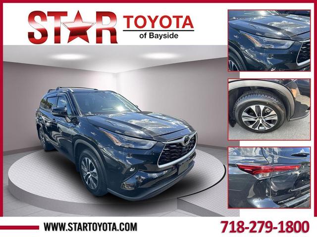 Photo of 2022 Midnight Black Metallic Toyota Highlander