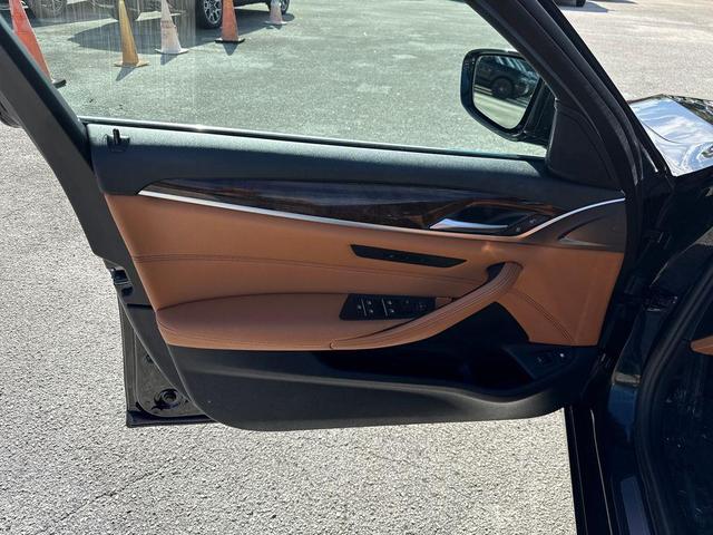 Photo of 2019 Black Sapphire Metallic BMW 530e