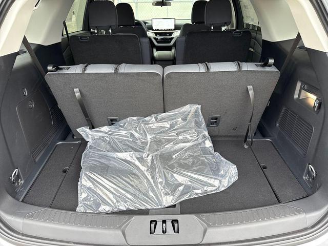 Photo of 2025 Space White Metallic Ford Explorer