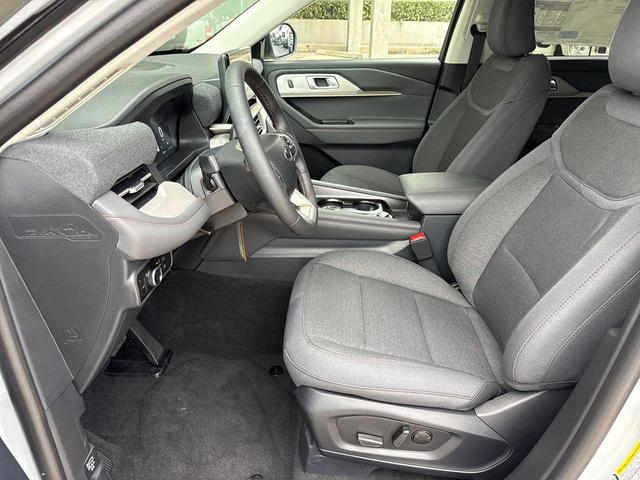 Photo of 2025 Space White Metallic Ford Explorer