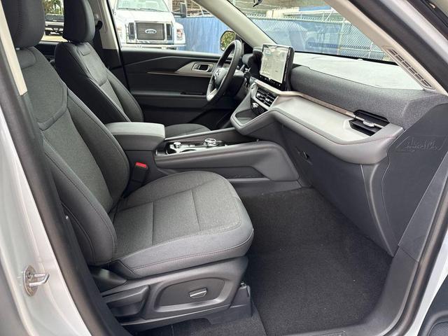 Photo of 2025 Space White Metallic Ford Explorer