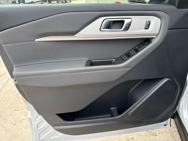 Photo of 2025 Space White Metallic Ford Explorer