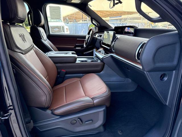Photo of 2025 Agate Black Metallic Ford Expedition