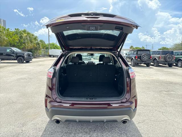 Photo of 2022 Burgundy Velvet Metallic Tinted Clearcoat Ford Edge