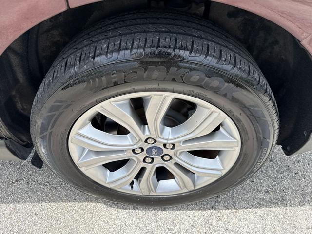 Photo of 2022 Burgundy Velvet Metallic Tinted Clearcoat Ford Edge