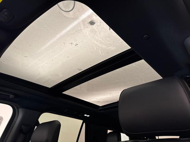 Photo of 2025 White Metallic Ford Expedition