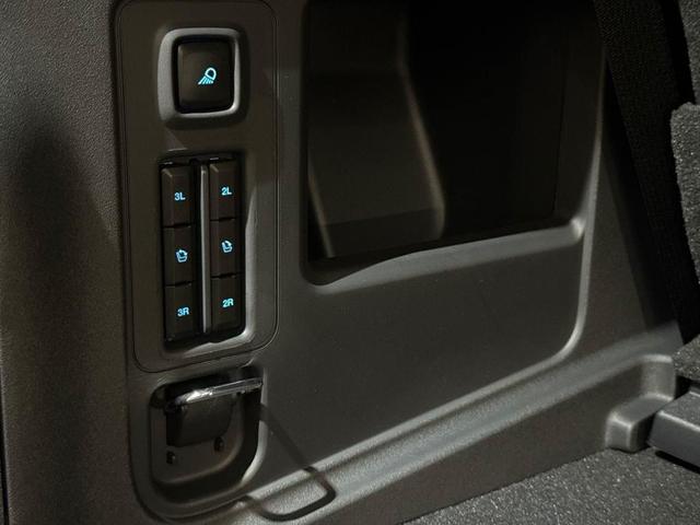 Photo of 2025 White Metallic Ford Expedition